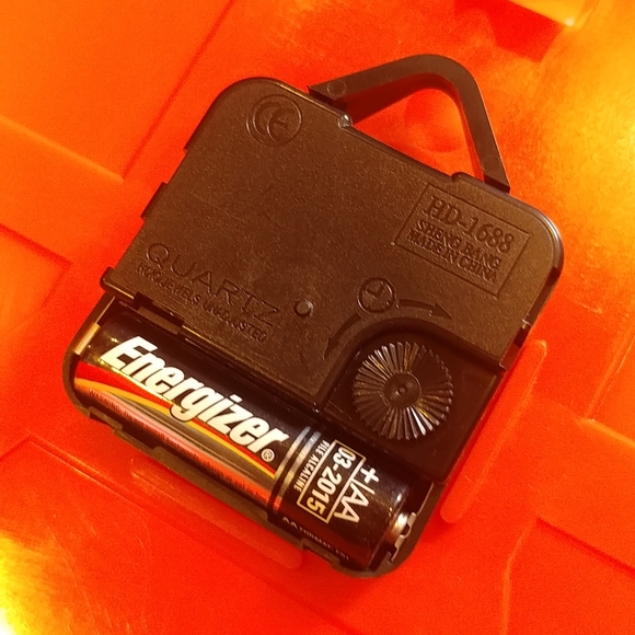 Miami Huricanes the U Plastic Wall Clock - Orange & Green - Football - Picture 5 of 6